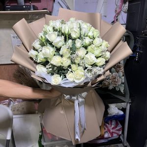 12 pcs ecuadorian roses with eucalyptus and gypsophilia